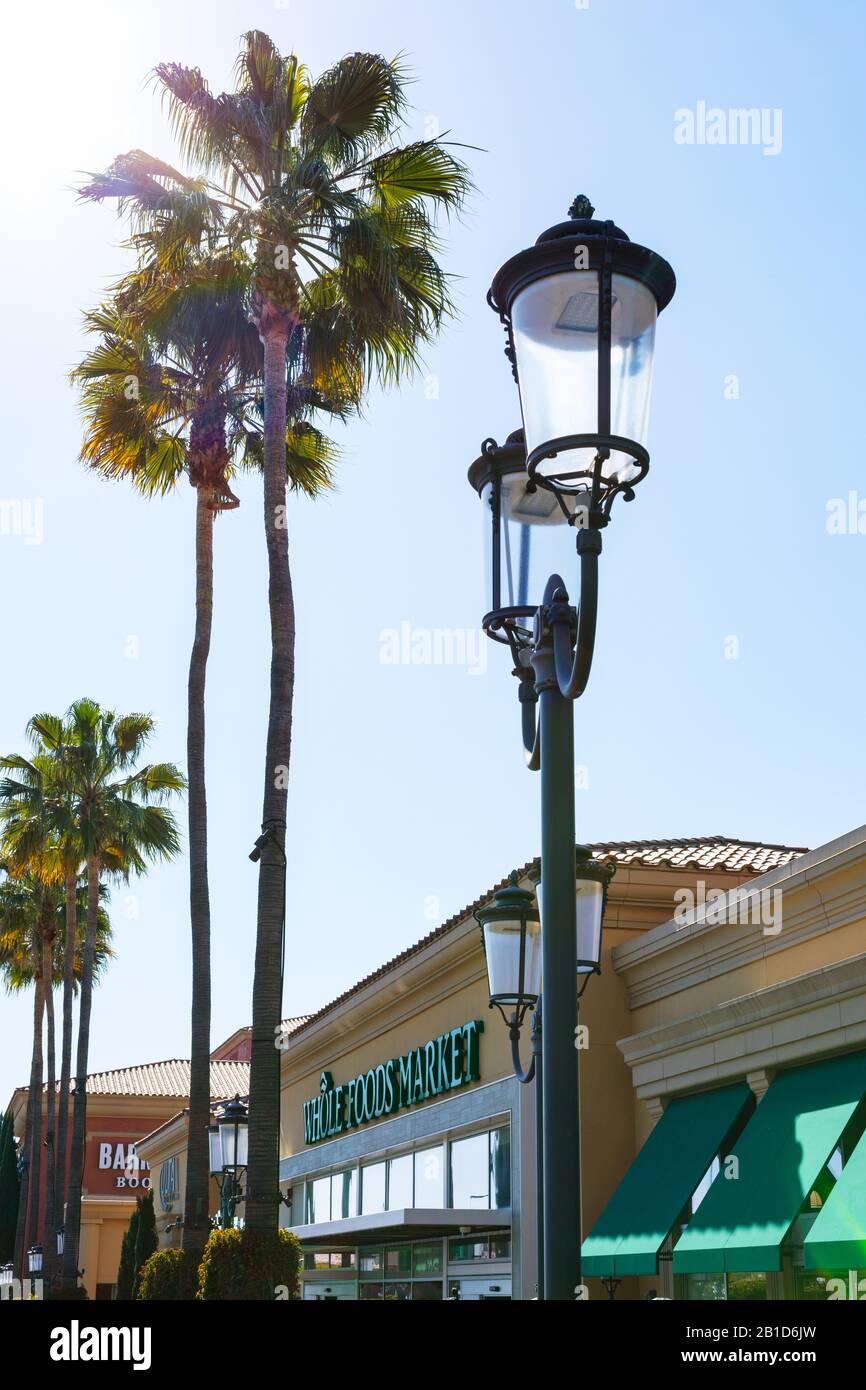 Il Wholefoods Market di Fashion Island ha palme, tendaggi verdi e lampade decorative presso il negozio. Newport Beach, California. Foto Stock
