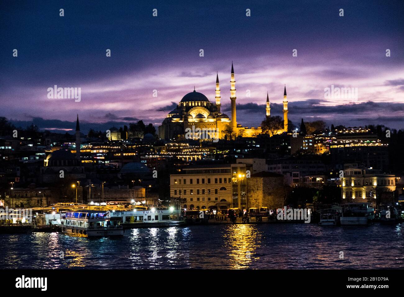 La moschea di Rüstem Pasha e il Corno d'Oro visto dal ponte di Galata dopo il tramonto Foto Stock