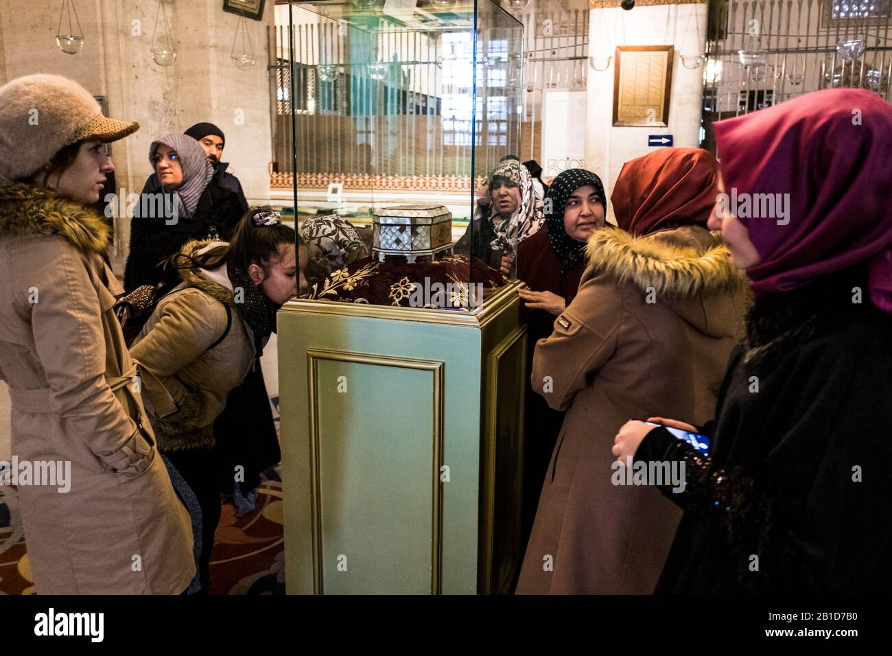 I pellegrini adorano al Museo Mevlana di Konya, il mausoleo di Jalal ad-Din Muhammad Rumi, un mistico persiano Sufi conosciuto anche come Mevlâna o Rumi Foto Stock