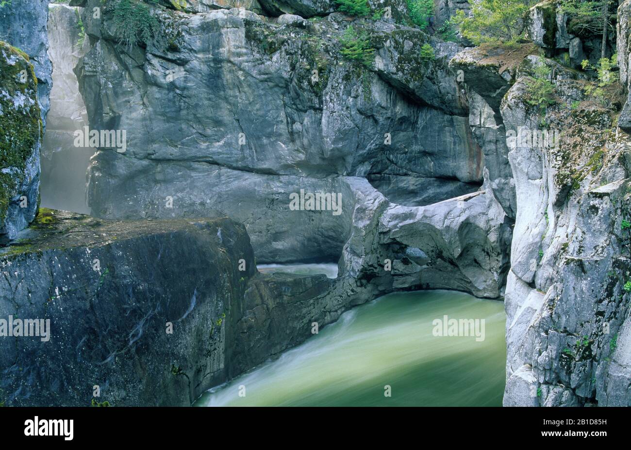 Natural Bridge Sotto Le Cascate Di Nairn, Nairn Falls Provincial Park, British Columbia, Canada Foto Stock