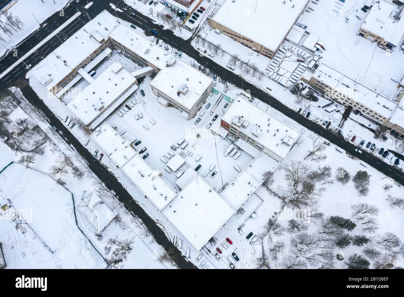 vista dall'alto dell'area industriale della città in inverno. numerosi impianti industriali e magazzini Foto Stock