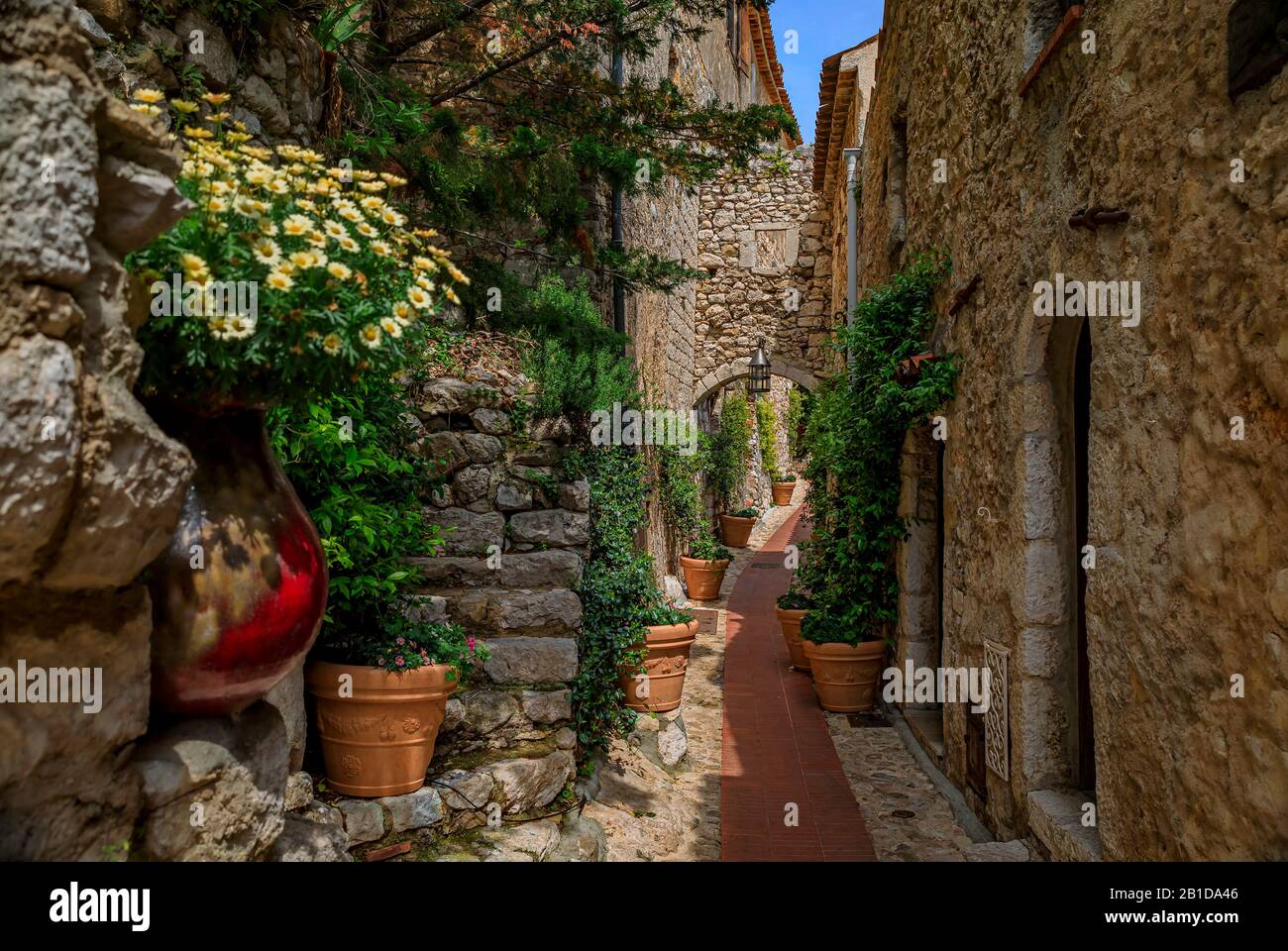 Esterno in pietra di vecchi edifici su strade strette nella pittoresca città medievale di Eze Village nel sud della Francia, lungo il Mar Mediterraneo Foto Stock