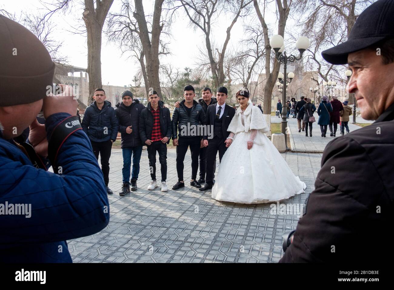 Sposa e sposo nel centro della città di Bukhara, Uzbekistan Foto Stock