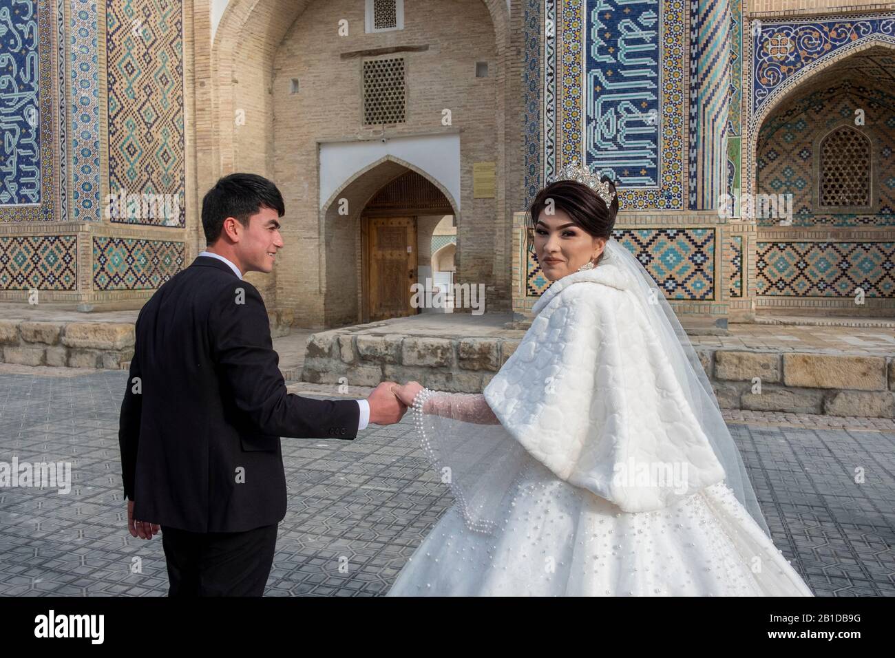 Sposa e sposo nel centro della città di Bukhara, Uzbekistan Foto Stock