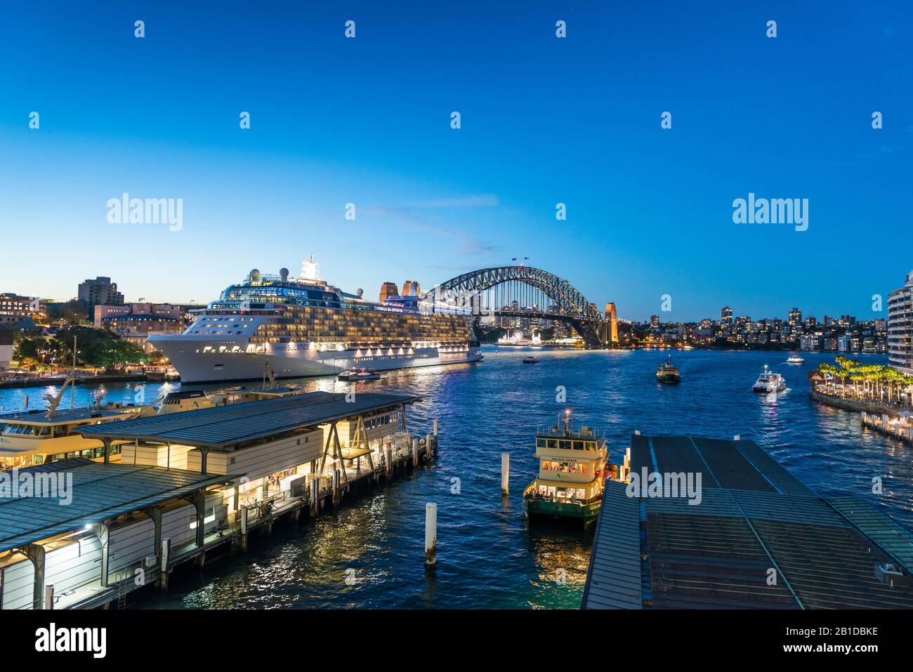 Porto di Sydney - 20 aprile 2017 - Vista Di Circular Quay con ormeggiate Celebrity Solstice Ocean Liner e Sydney Harbour Bridge. Foto Stock