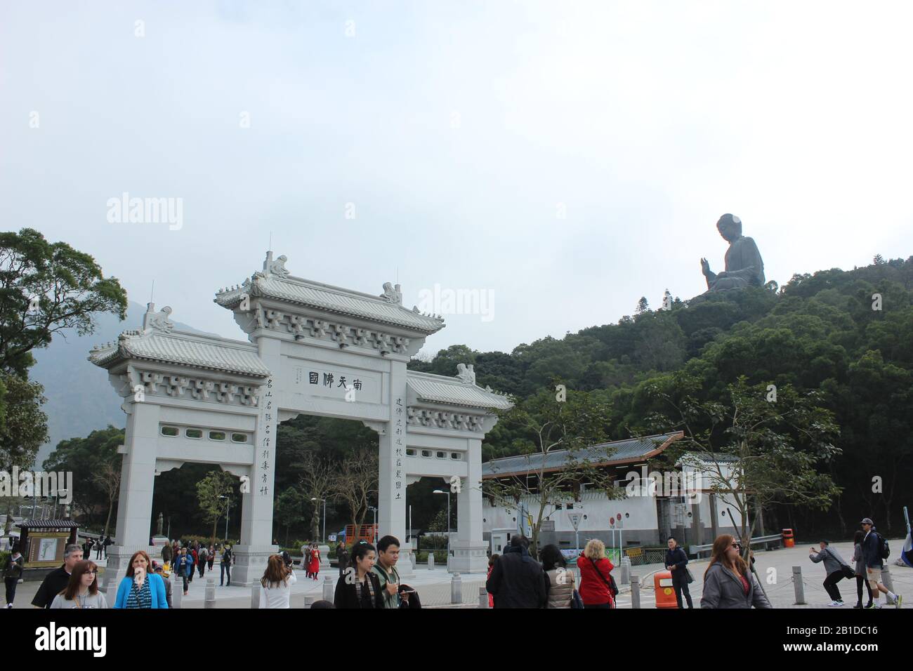 La Porta Del Villaggio Di Ngong Ping, Isola Di Lantau Foto Stock