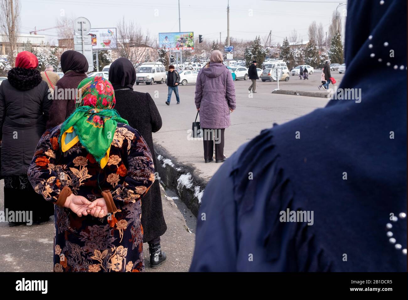 Le donne aspettano un taxi al Chorsu Bazaar. Tashkent, Uzbekistan Foto Stock
