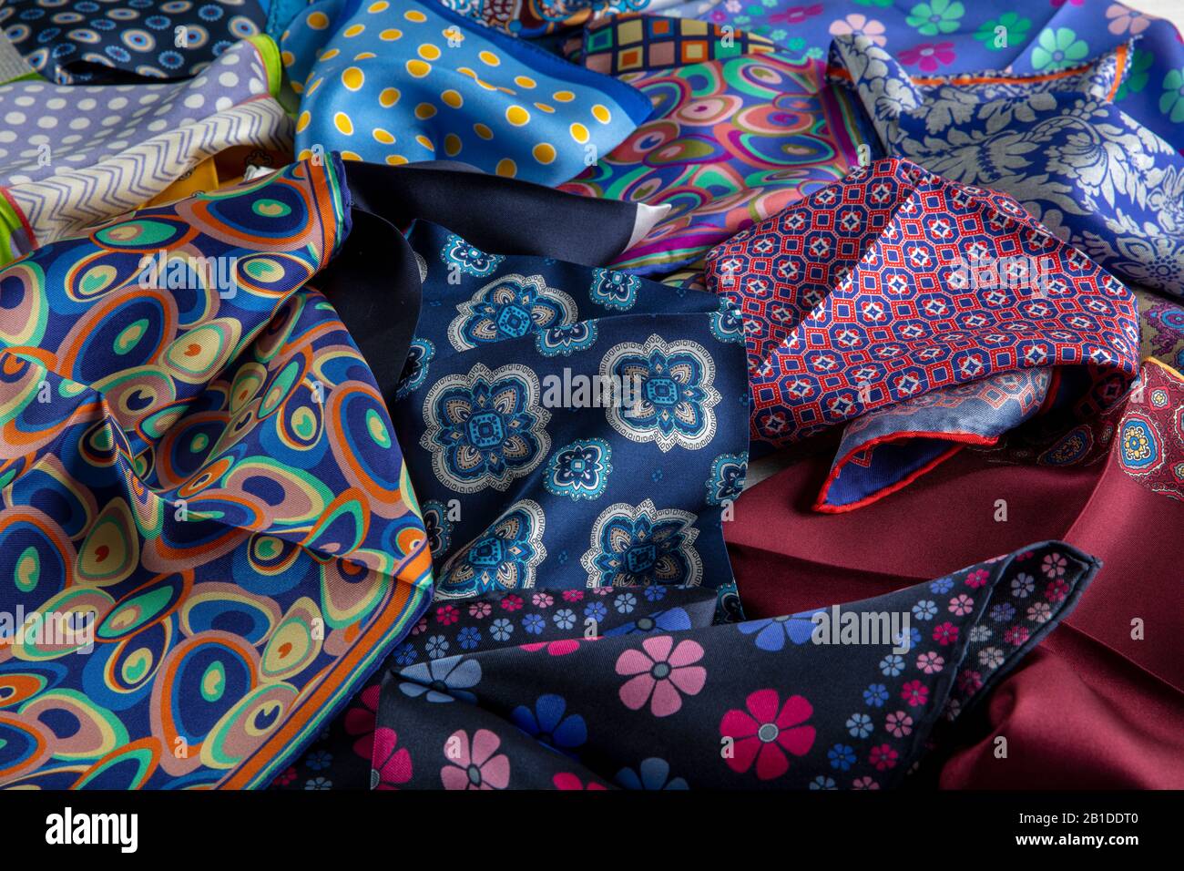 Fazzoletto in seta ; Colorful piazze da tasca in seta da uomo Foto stock -  Alamy