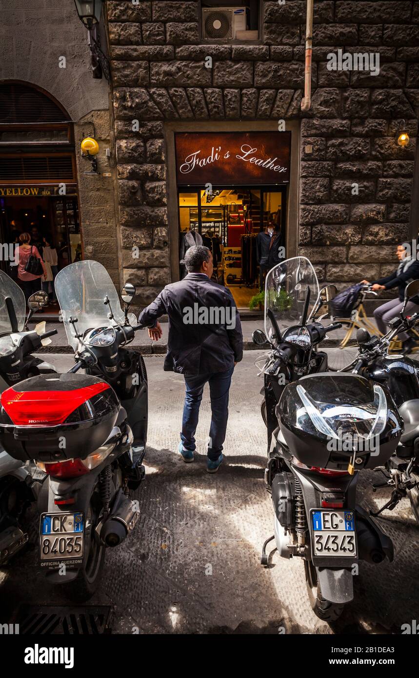 L'uomo italiano si è appena sospeso a guardare la gente andare vicino, Firenze, Italia. Foto Stock