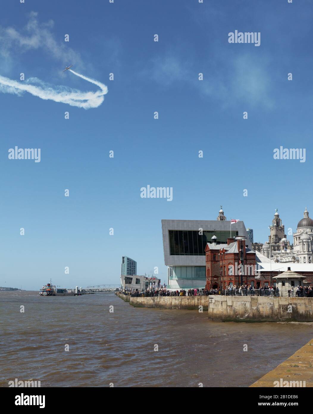Mostra di aerobica sull'estuario del Mersey durante il River Festival di Liverpool nel 2015, con il traghetto Mersey qui sotto Foto Stock