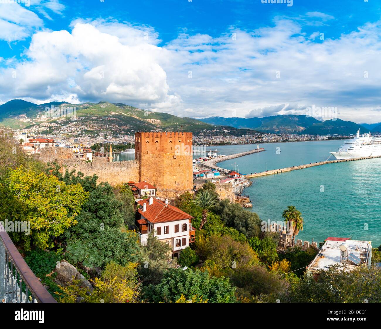 Alanya, TURCHIA - 26 DICEMBRE 2019 : Vista del paesaggio della Torre Rossa con marina. Alanya è destinazione popolare nel sud della Turchia. Foto Stock