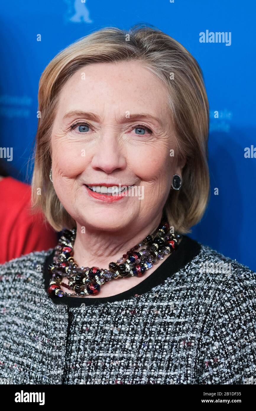 Haus Der Berliner Festspiele, Berlino, Germania. 24th Feb, 2020. Hillary Clinton pone al tappeto rosso per lo screening DI HILLARY. Foto Di Credito: Julie Edwards/Alamy Live News Foto Stock