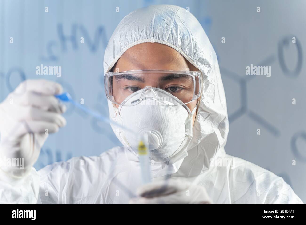Ritratto dello scienziato competente che mescola il reagente Foto Stock