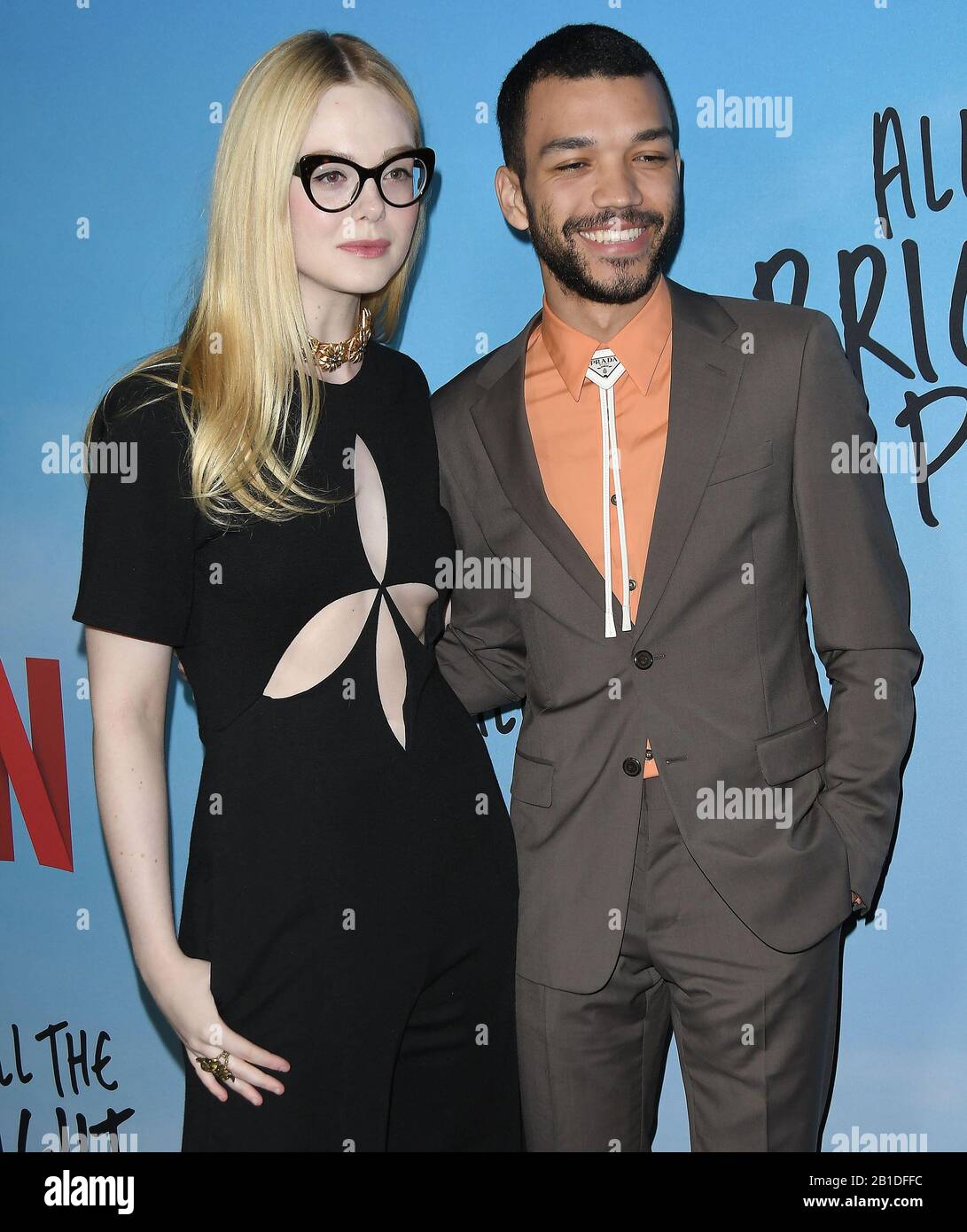 (LL-R) Elle Fanning e Justice Smith presso il Netflix TUTTI I LUOGHI LUMINOSI Screening tenuto presso l'ARCLIGHT Hollywood a Hollywood, CA il lunedì, 24 febbraio 2020. (Foto di Slanlee B. Mirador/Sipa USA) Foto Stock