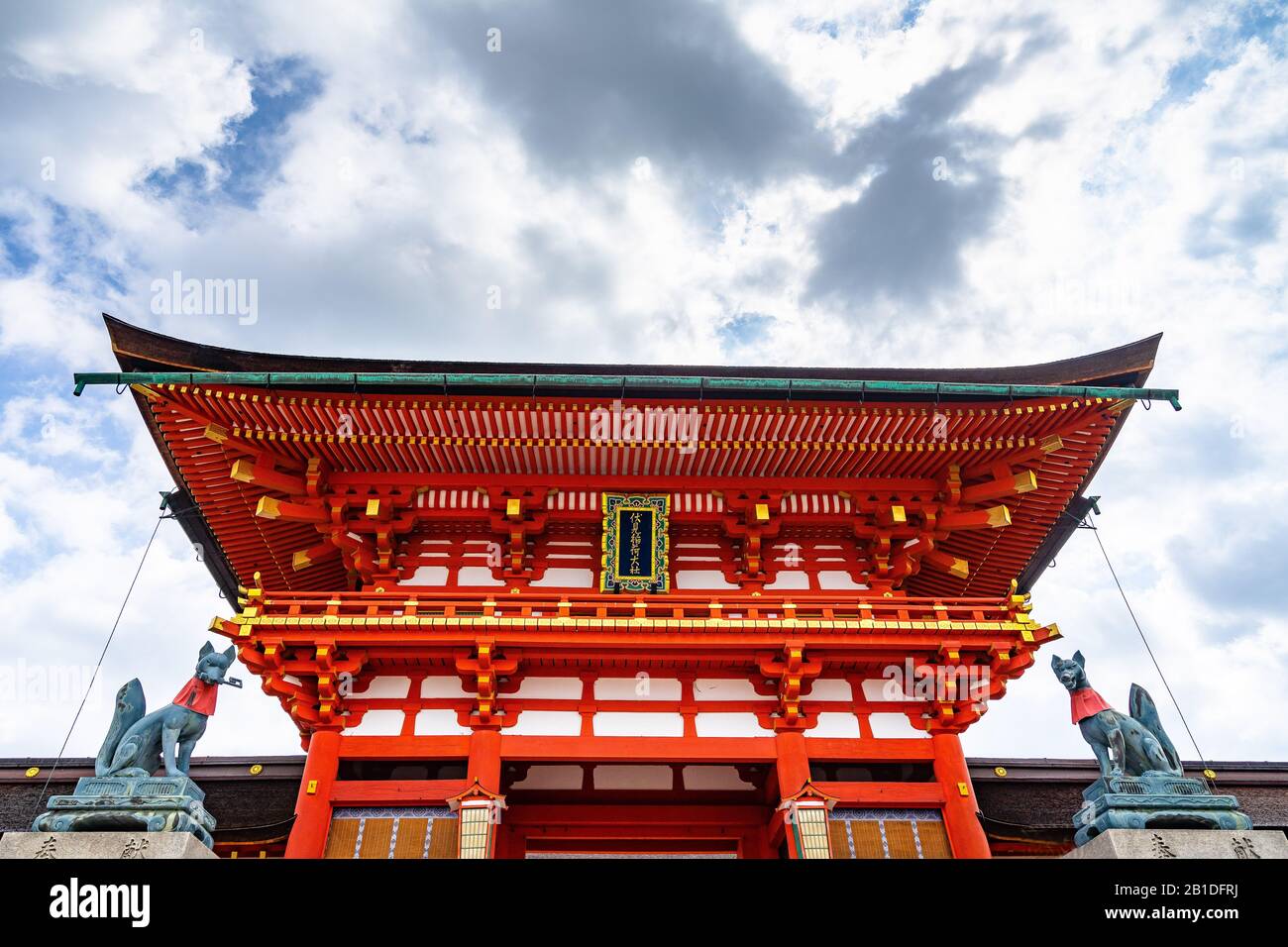 Porta principale di Fushimi Inari, un santuario shinto considerato uno dei più popolari monumenti di Kyoto, Giappone Foto Stock