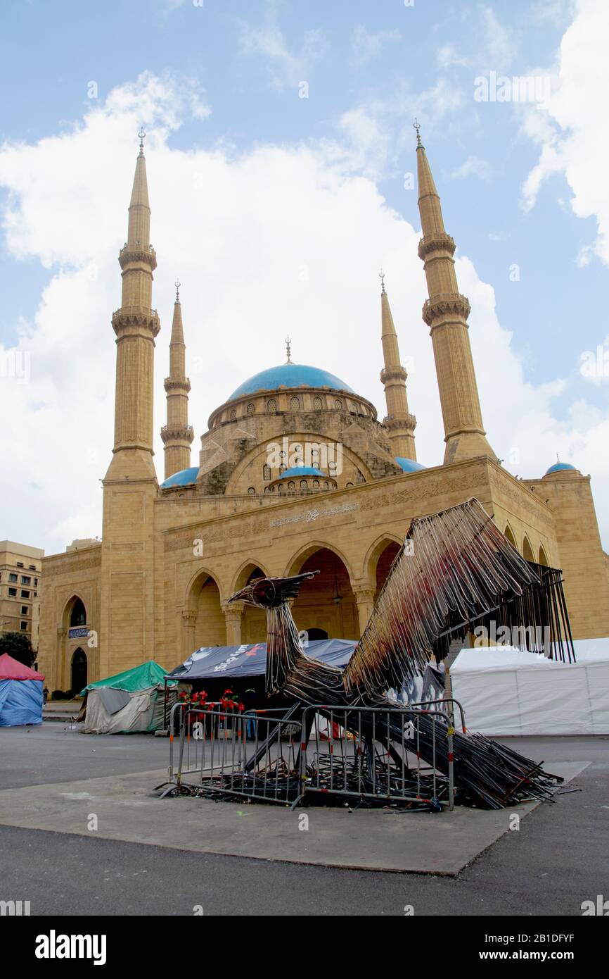 Monumento agli uccelli di Phoenix, come parte dei simboli della rivoluzione in Piazza Martire con la Moschea Mohammad AlAmin sullo sfondo, mattina dopo le proteste Foto Stock