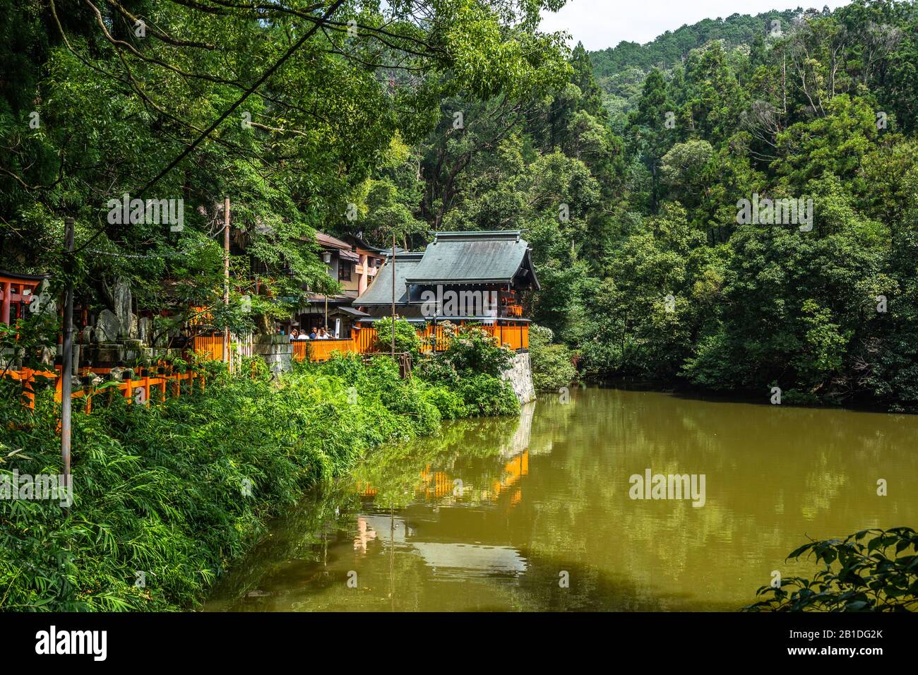 Lo stagno di Shin-ike e Kumatakasha al santuario di Fushimi Inari, Kyoto, Giappone Foto Stock
