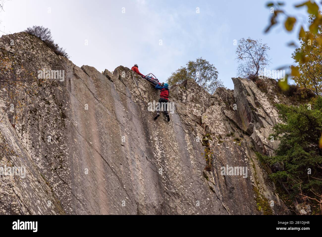 Esercizi di team building nella grotta della cattedrale Foto Stock