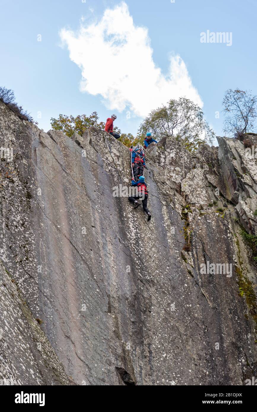 Esercizi di team building nella grotta della cattedrale Foto Stock