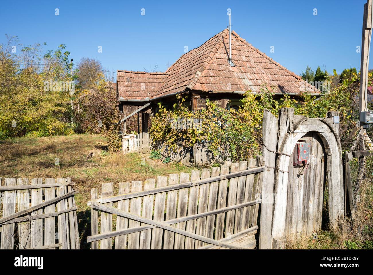 Vecchia casa abbandonata e porta di legno in decadimento Foto Stock