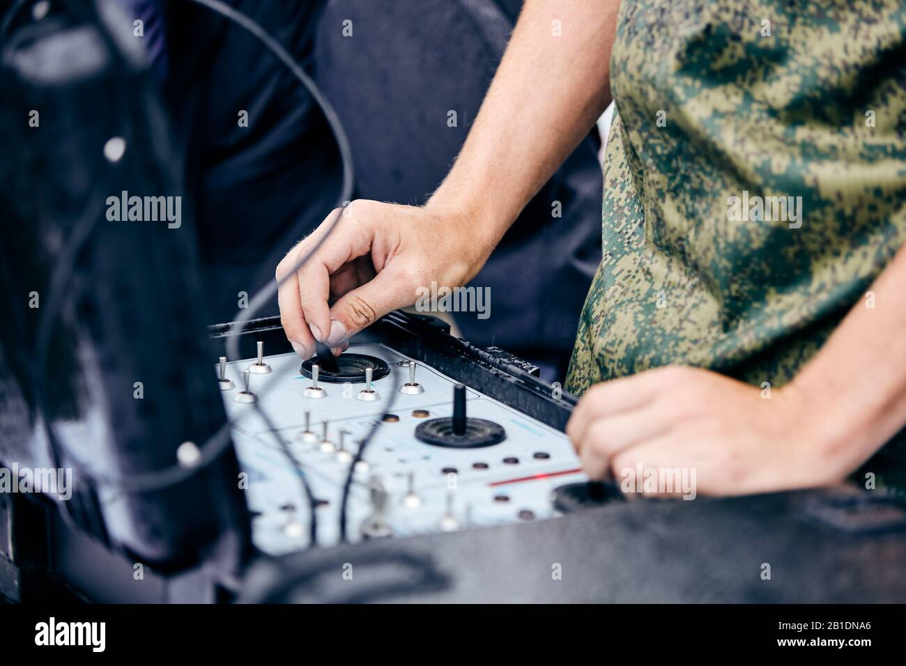 L'operatore militare gestisce con l'aiuto del telecomando il braccio robotizzato durante la sminazione. Foto Stock