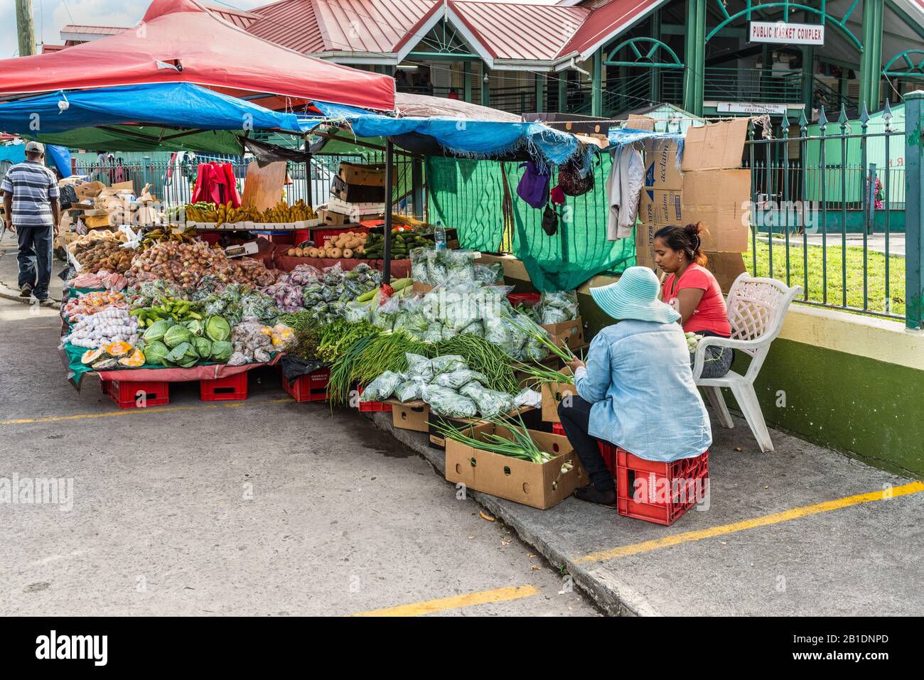 St John's, Antigua e Barbuda - 18 dicembre 2018: Venditori di frutta e verdura fresca in un mercato locale a St. John's, Antigua, West Indies, Caraibi Foto Stock