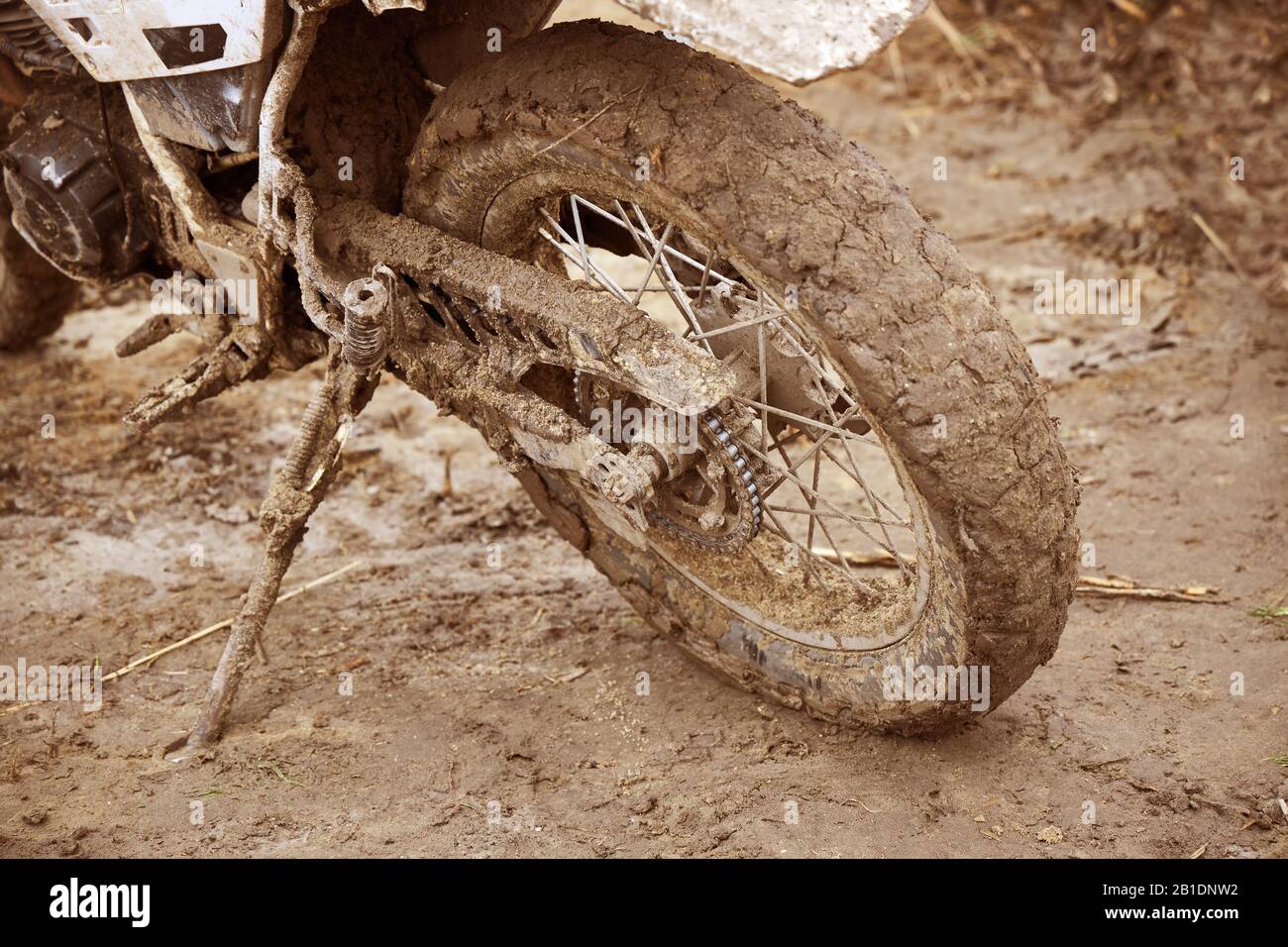 Bici sportiva sporca dopo la concorrenza si leva in piedi sul poggiapiedi pillion. Foto Stock