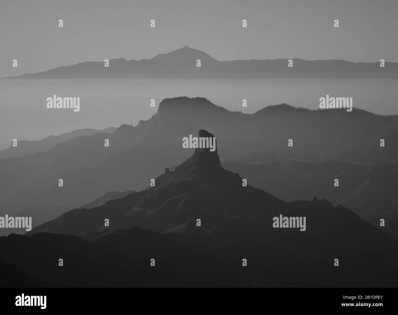 Roque Bentayga in primo piano e Tenerife Island in background, immagine presa dalla cima di Gran Canaria, Isole Canarie Foto Stock