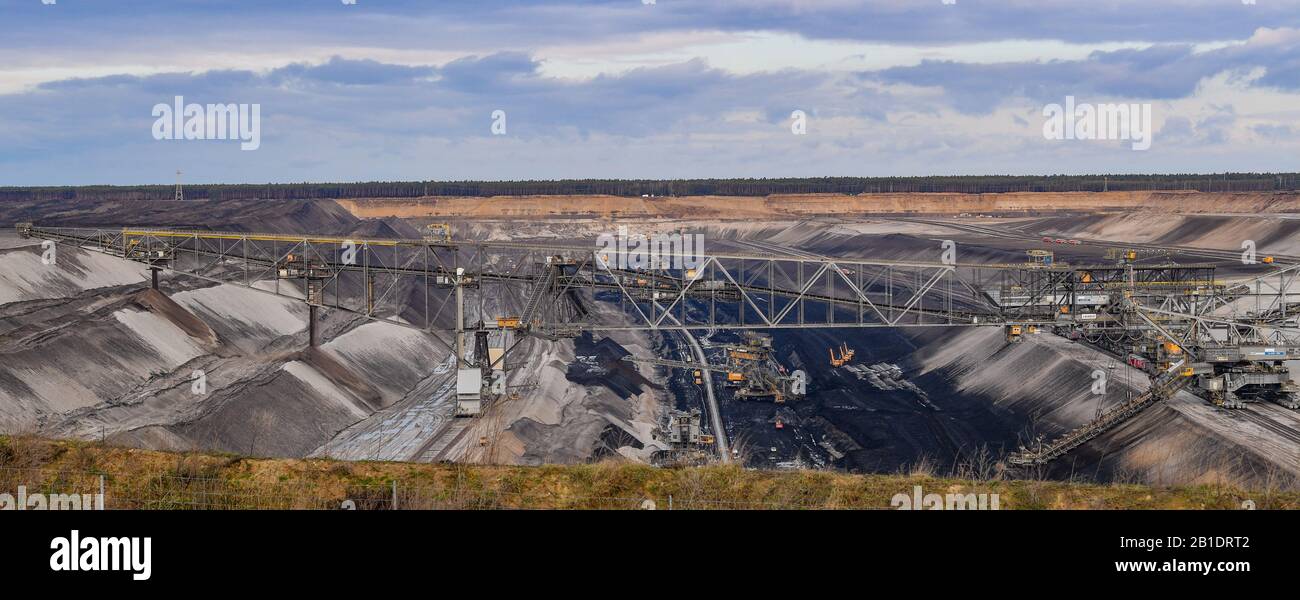 25 febbraio 2020, Brandenburg, Grießen: Veduta della miniera di lignite Jänschwalde di LEAG (Lausitz Energie Bergbau AG). Dopo una sosta di mesi a causa della mancanza di una valutazione dell'impatto ambientale, la produzione di lignite inizia di nuovo oggi. Con l'inizio del primo turno alle 06.00, la miniera opencast è stata completamente riaperta, secondo un portavoce dell'operatore LEAG. La buca allora funzionerà di nuovo nel funzionamento normale. Foto: Patrick Pleul/dpa-Zentralbild/ZB Foto Stock
