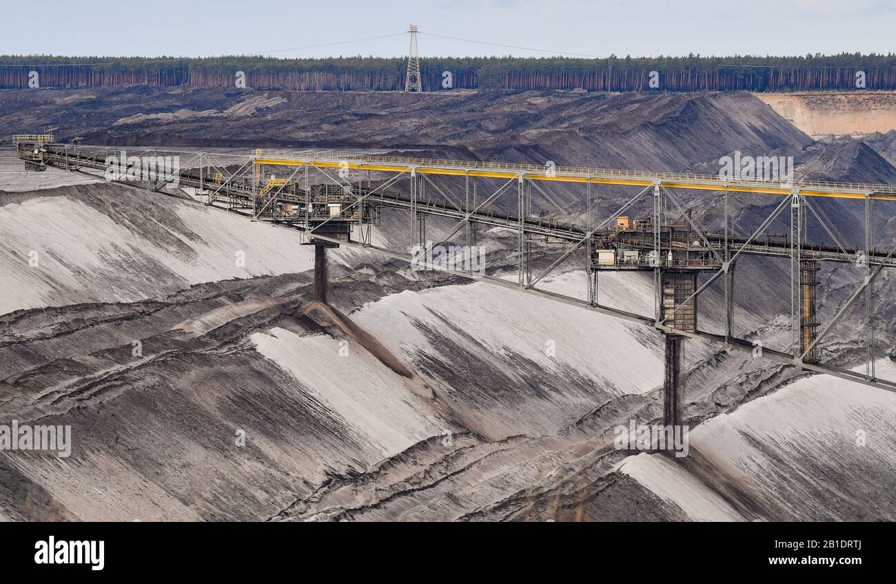 25 febbraio 2020, Brandenburg, Grießen: L'onere eccessivo viene trasportato attraverso un ponte di trasporto per le scorte nella miniera di lignite Jänschwalde opencast DI LEAG (Lausitz Energie Bergbau AG). Dopo una sosta di mesi a causa della mancanza di una valutazione dell'impatto ambientale, la produzione di lignite inizia di nuovo oggi. Con l'inizio del primo turno alle 06.00, la miniera opencast è stata completamente riaperta, secondo un portavoce dell'operatore LEAG. La buca allora funzionerà di nuovo nel funzionamento normale. Foto: Patrick Pleul/dpa-Zentralbild/ZB Foto Stock