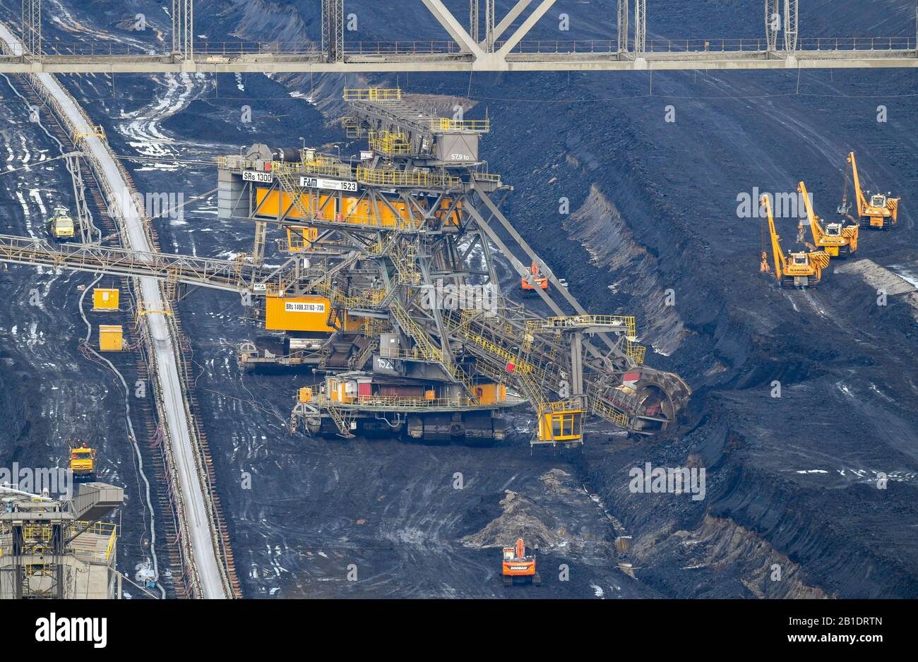 25 febbraio 2020, Brandenburg, Grießen: Veduta della miniera di lignite Jänschwalde di LEAG (Lausitz Energie Bergbau AG). Dopo una sosta di mesi a causa della mancanza di una valutazione dell'impatto ambientale, la produzione di lignite inizia di nuovo oggi. Con l'inizio del primo turno alle 06.00, la miniera opencast è stata completamente riaperta, secondo un portavoce dell'operatore LEAG. La buca allora funzionerà di nuovo nel funzionamento normale. Foto: Patrick Pleul/dpa-Zentralbild/ZB Foto Stock