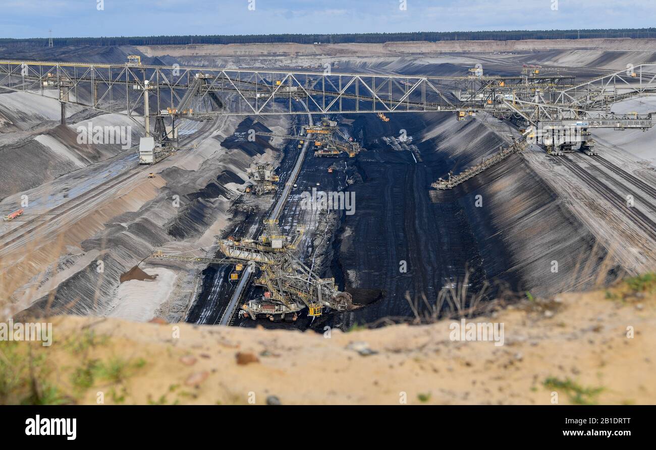 25 febbraio 2020, Brandenburg, Grießen: Veduta della miniera di lignite Jänschwalde di LEAG (Lausitz Energie Bergbau AG). Dopo una sosta di mesi a causa della mancanza di una valutazione dell'impatto ambientale, la produzione di lignite inizia di nuovo oggi. Con l'inizio del primo turno alle 06.00, la miniera opencast è stata completamente riaperta, secondo un portavoce dell'operatore LEAG. La buca allora funzionerà di nuovo nel funzionamento normale. Foto: Patrick Pleul/dpa-Zentralbild/ZB Foto Stock