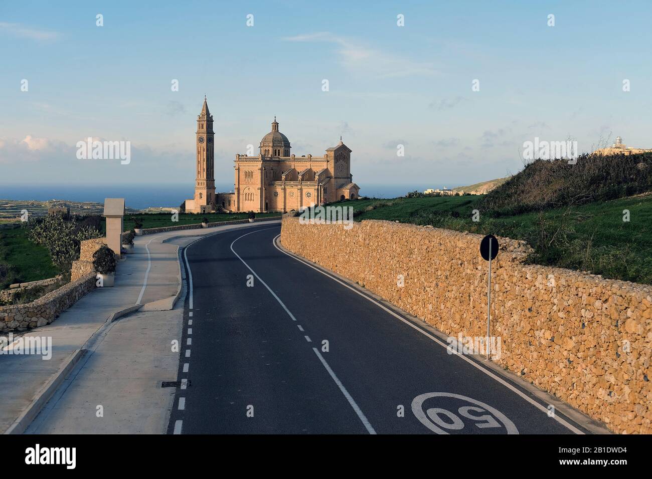Strada che conduce alla chiesa di Ta' Pinu a Gozo, Malta Foto Stock