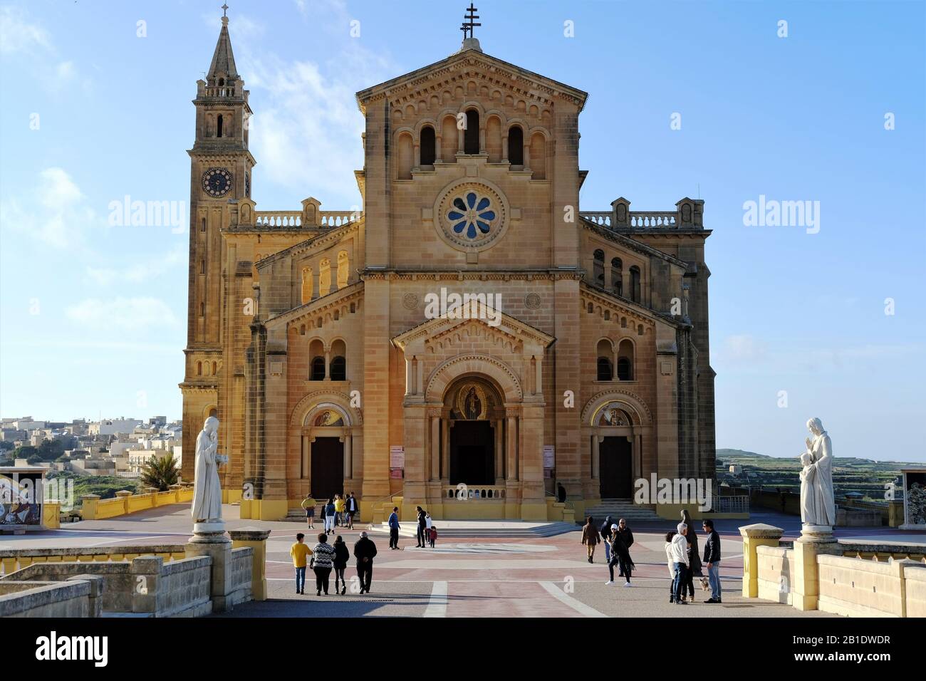 Pellegrini in visita alla cattedrale di Ta' Pinu a Gozo, Malta Foto Stock