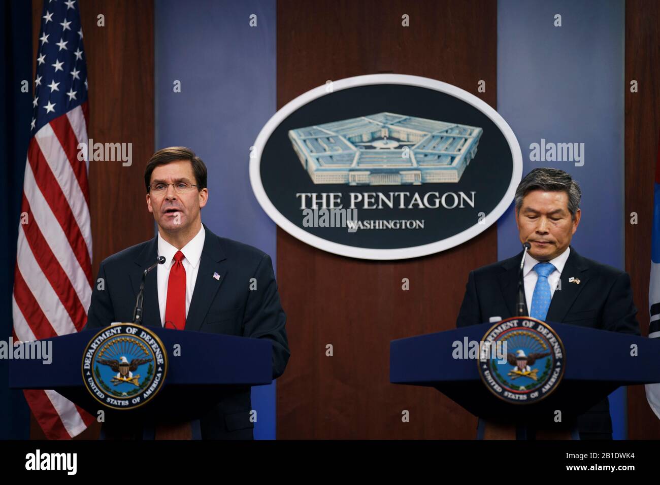 (200225) -- ARLINGTON (USA), 25 febbraio 2020 (Xinhua) -- il Segretario della Difesa statunitense Mark Esper (L) e il Ministro della Difesa sudcoreano Jeong Kyeong-doo partecipano ad una conferenza stampa al Pentagono di Arlington, Virginia, Stati Uniti, il 24 febbraio 2020. (Foto Di Ting Shen/Xinhua) Foto Stock