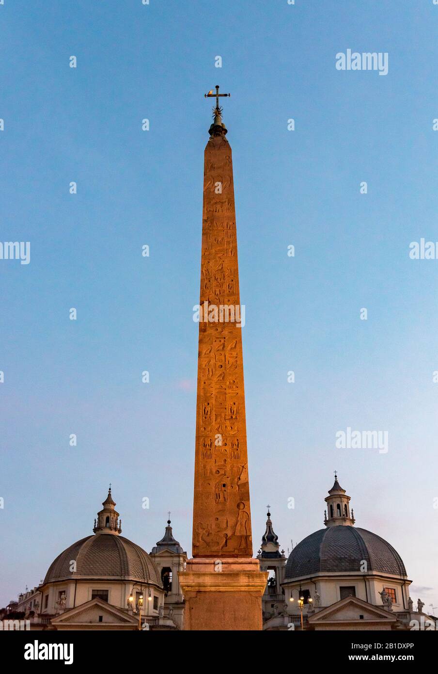 Obelisco egiziano di Ramesses II da Heliopolis in Piazza del Popolo di notte, Roma, Italia Foto Stock
