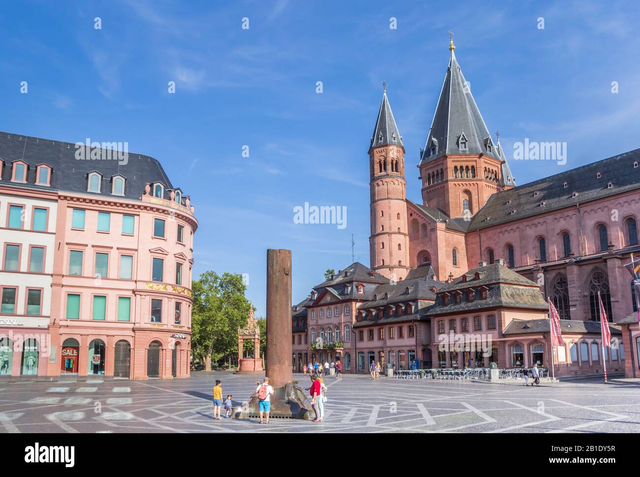 Turisti sulla piazza del mercato con cattedrale a Magonza, Germania Foto Stock