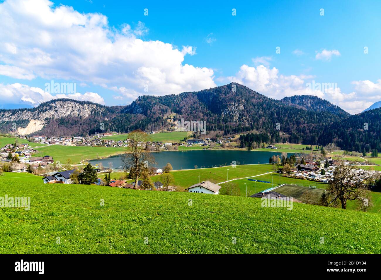 Splendida vista sul lago Thiersee, alpi montagne., cielo blu, nuvole. Austria, Tirolo, Tirolo Nelle Vicinanze Di Kufstein. Frontiera Con La Baviera, Germania, Foto Stock