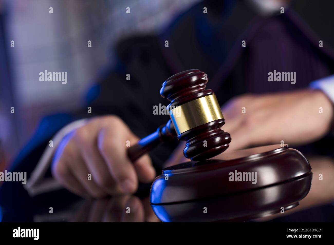 Tema diritto e giustizia. Judjudge in toga con la gavel durante il processo. Foto Stock