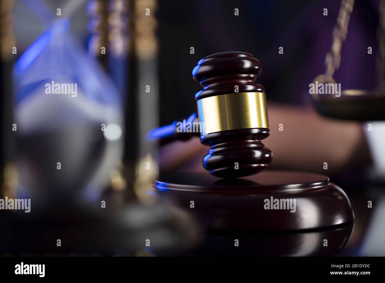 Tema diritto e giustizia. Judjudge in toga con la gavel durante il processo. Foto Stock
