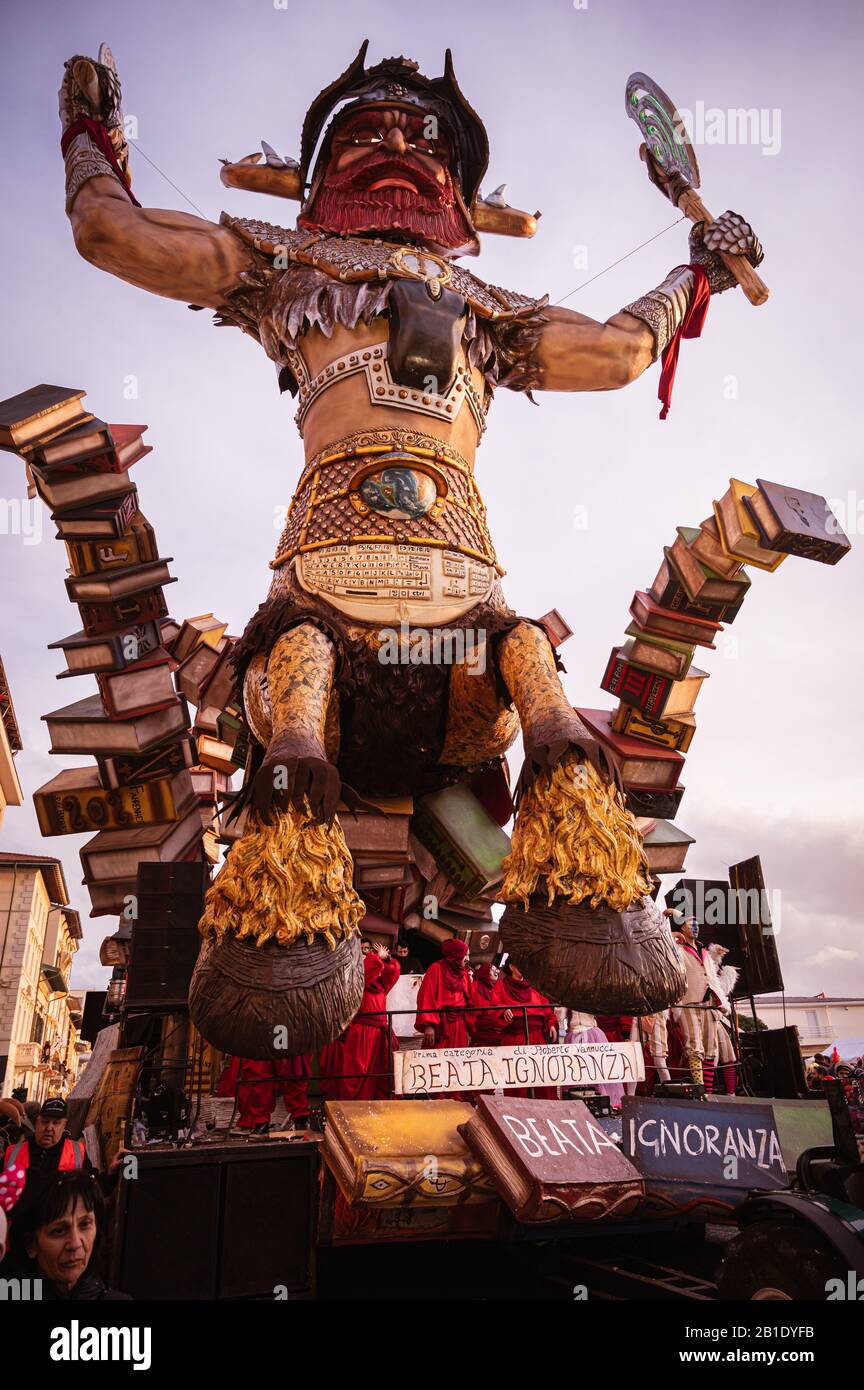 Viareggio, ITALIA - 23 FEBBRAIO 2020: La sfilata di carnevale galleggia sulle strade di Viareggio, Italia. Il Carnevale di Viareggio è considerato uno dei più importanti carnevali d'Italia. Foto Stock