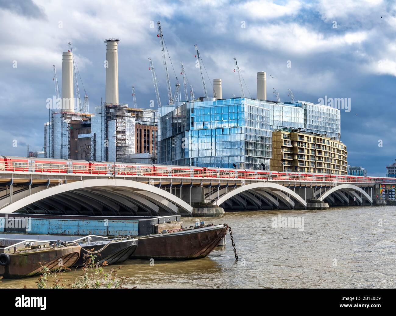 Il famoso Art Deco Battersea Power Station ristrutturazione per creare spazio retail, spazi espositivi, uffici e appartamenti, chiamato Circus West Village. Foto Stock