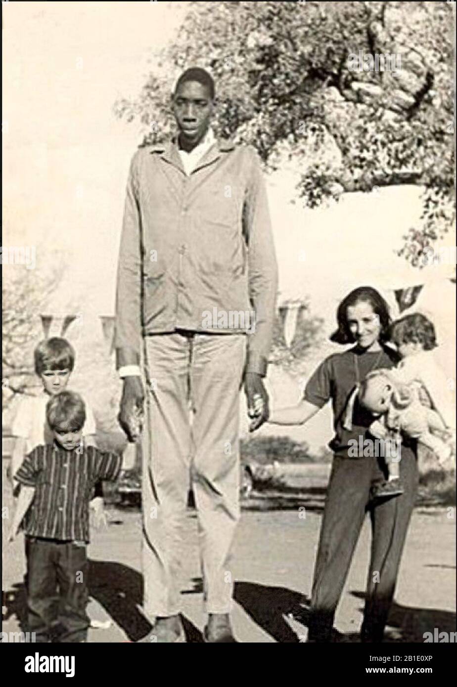 John Rogan C 8 ft 9 in (2 m 67 cm) John William 'Bud' Rogan è il secondo essere umano più alto nella storia registrata C e il più alto di discesa africana. Nato nel Tennessee nel 1868 Foto Stock
