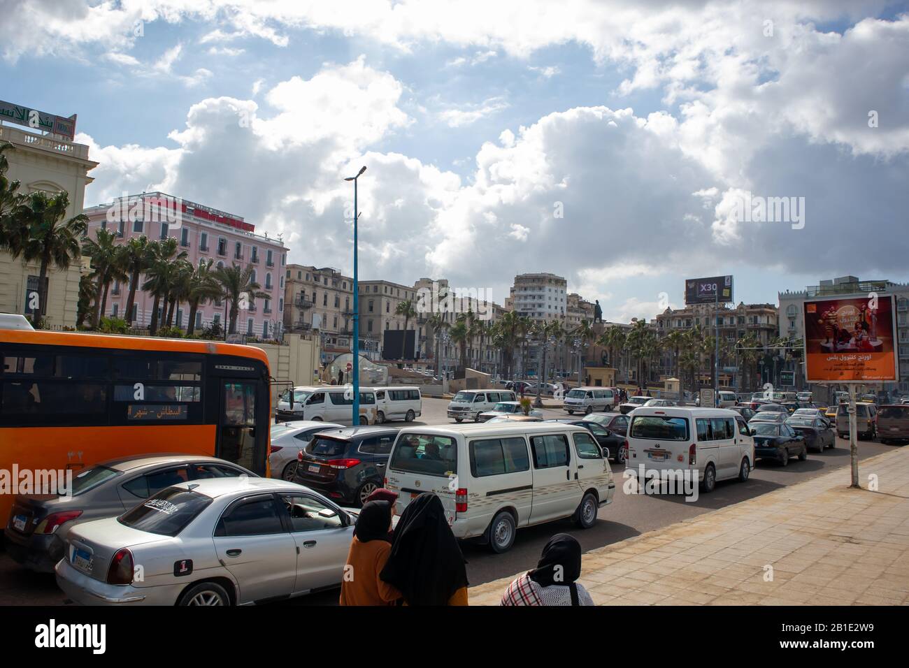 Alessandria / Egitto Mahatet El Raml piazza che mostra il tempo di traffico e Saad Zaghlul pascià statuto Foto Stock