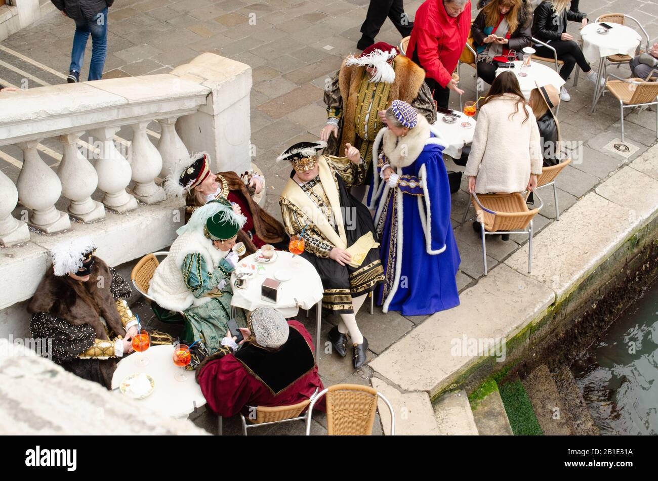 Le celebrazioni continuano a Venezia spiste il carnevale in corso di cancellazione a causa della minaccia di coronavirus Foto Stock