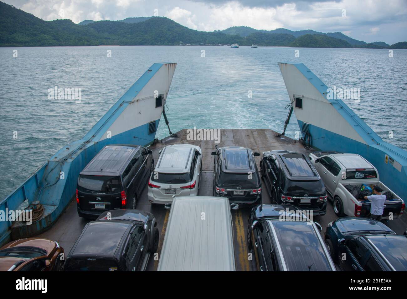 Asia, Thailandia, Koh Chang, auto in traghetto Foto Stock