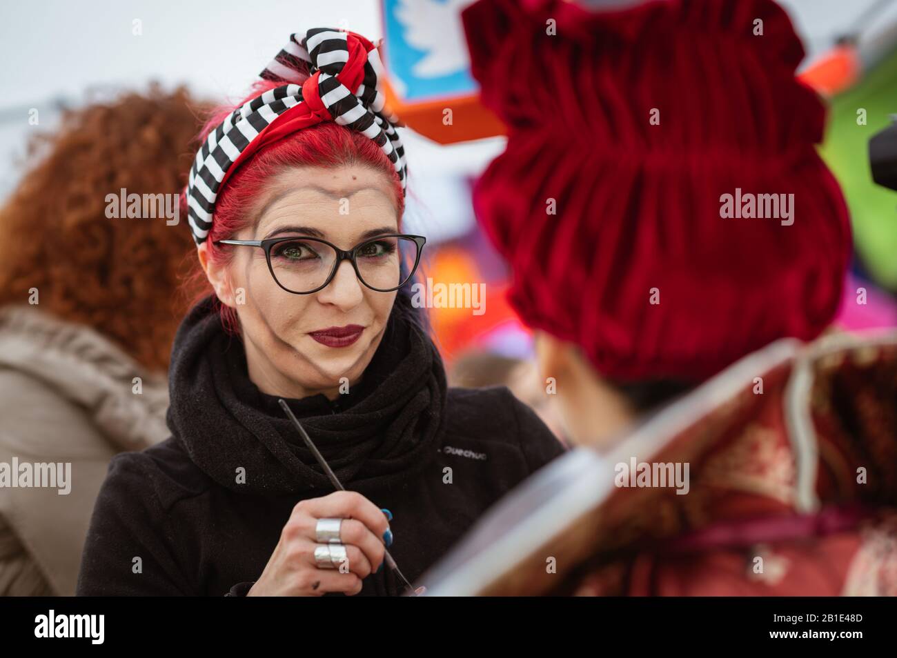 Viareggio, ITALIA - 23 FEBBRAIO 2020: La sfilata di carnevale galleggia sulle strade di Viareggio, Italia. Il Carnevale di Viareggio è considerato uno dei più importanti carnevali d'Italia. Foto Stock