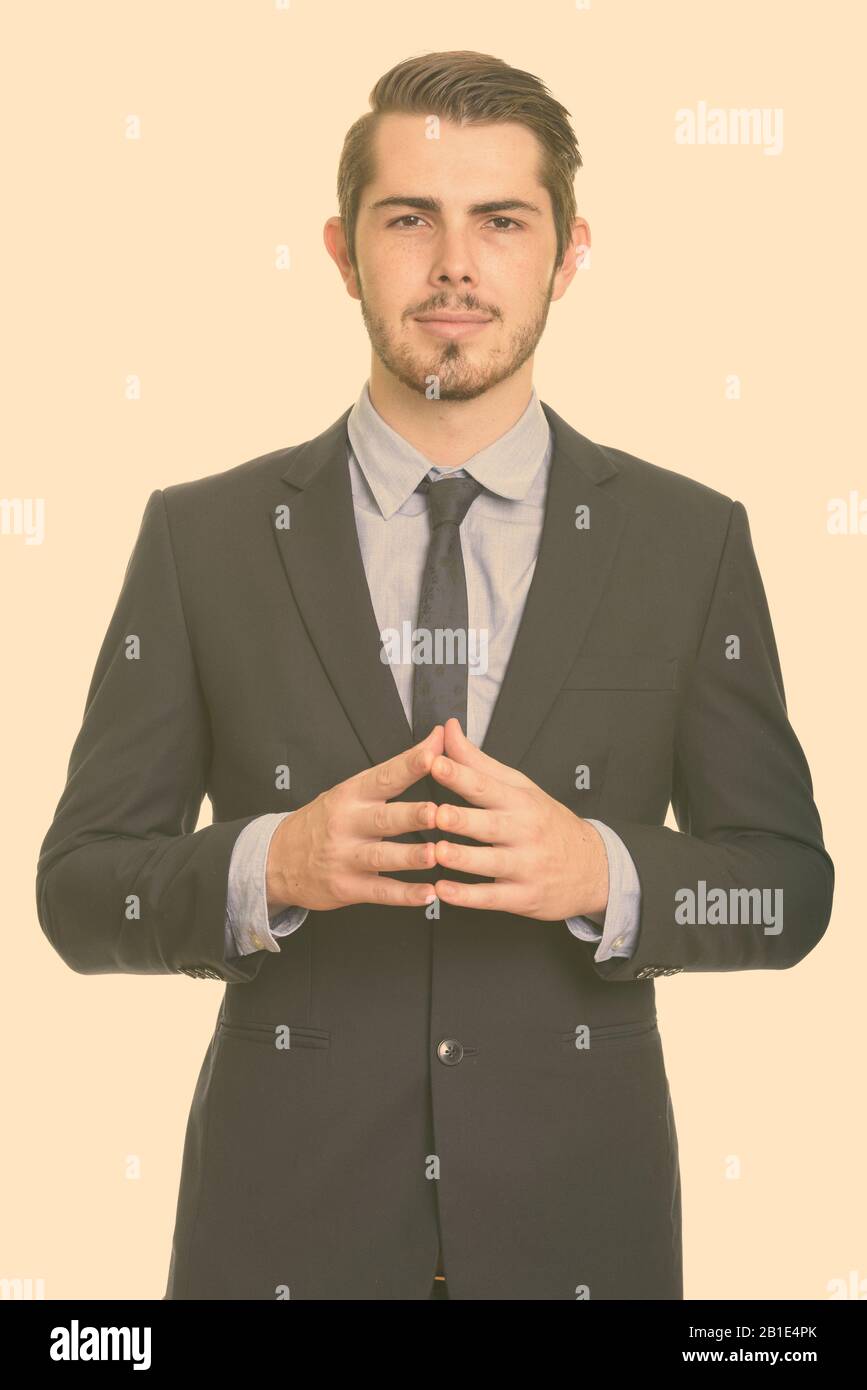Giovane e bell'uomo d'affari caucasico intrecciando le dita insieme Foto Stock