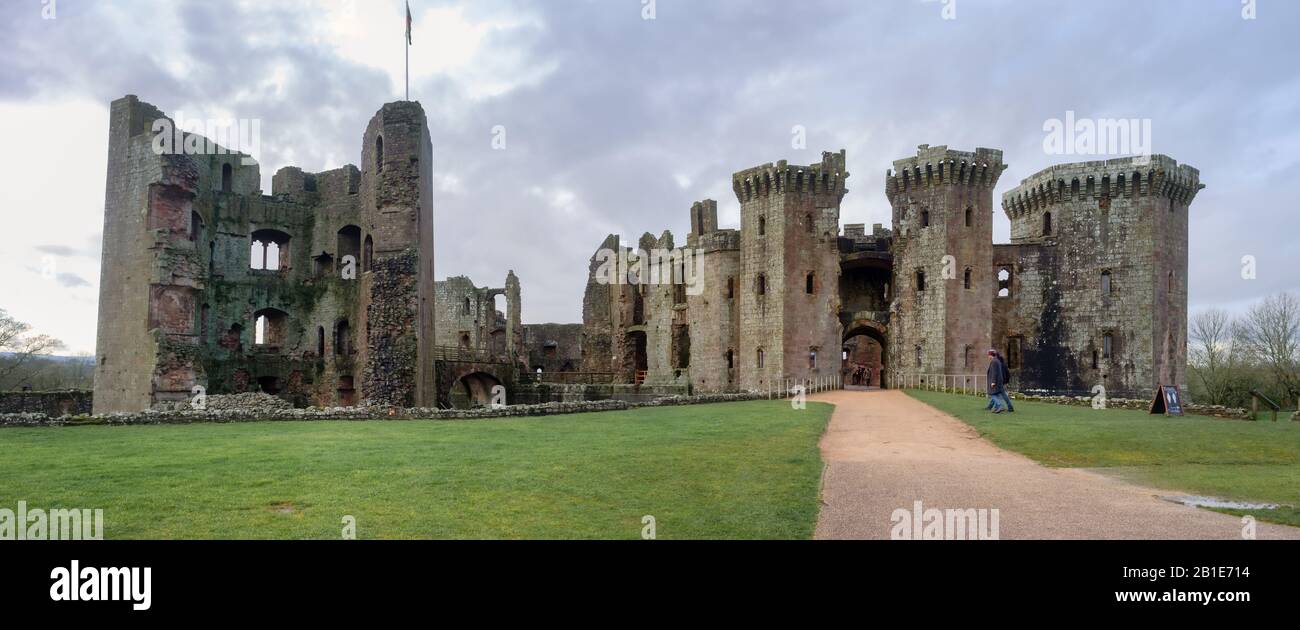 Raglan Castle si trova a nord di Raglan, Monmouthshire, Galles del Sud Foto Stock