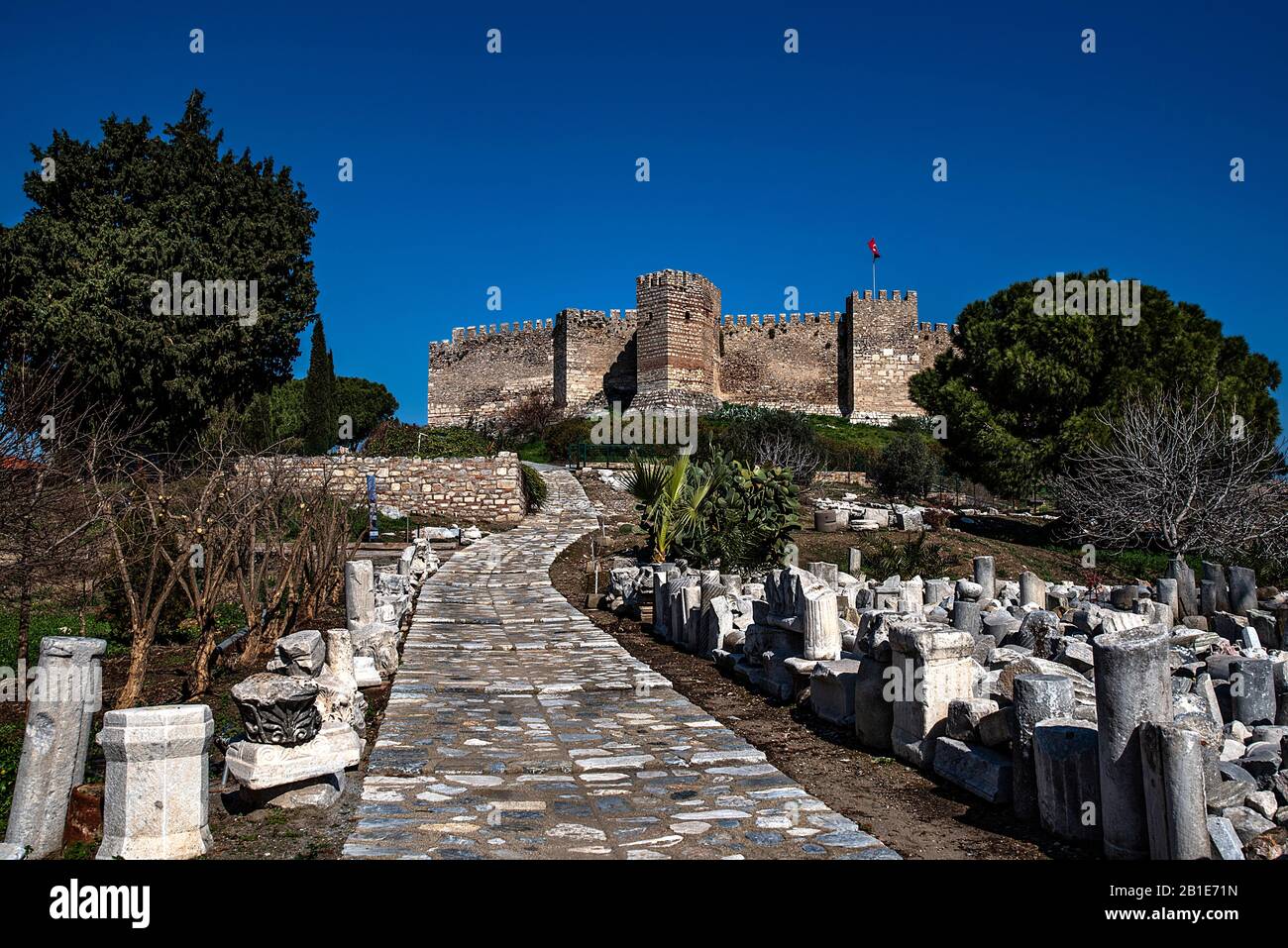 All'interno del Castello di Selcuk, ci sono cisterne di varie dimensioni, stradine strette con pavimenti in pietra e una moschea. Sulla collina più alta, una chiesa rovina wi Foto Stock